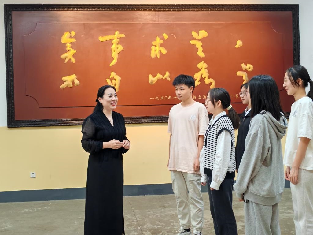 湖南第一師范學(xué)院思政課教師正在為學(xué)生講述紅色校史。（受訪(fǎng)者供圖）