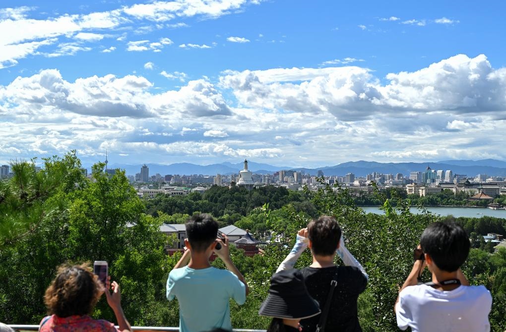 2024年8月12日北京天氣晴好，游客從景山上拍攝遠(yuǎn)處的北海公園。新華社記者李鑫 攝