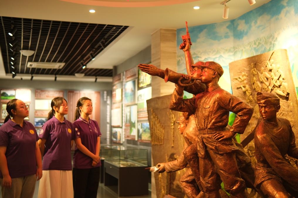 7月26日，南開(kāi)大學(xué)實(shí)踐隊(duì)在環(huán)江革命陳列館了解毛南族人民在黨的領(lǐng)導(dǎo)下進(jìn)行革命斗爭(zhēng)的歷程。（受訪(fǎng)者供圖）