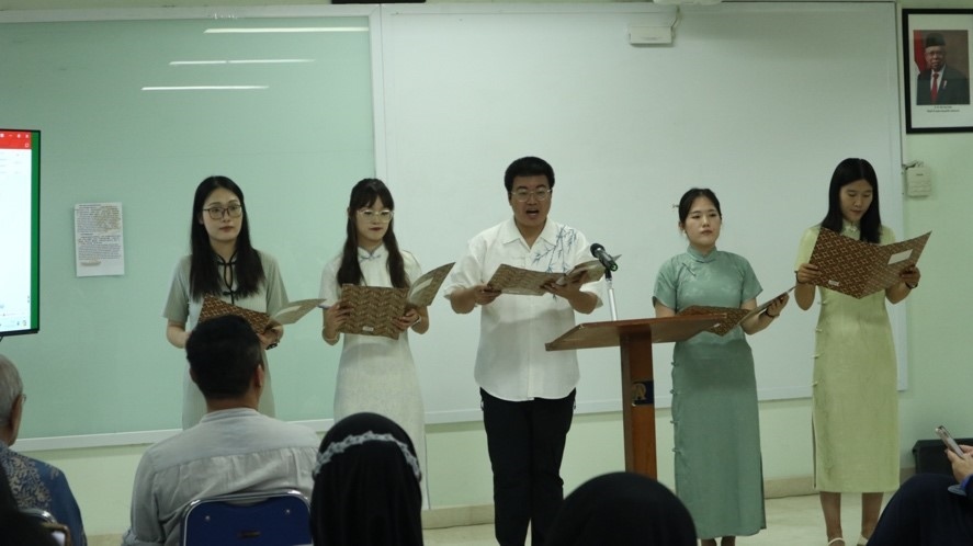 阿拉扎大學(xué)孔子學(xué)院志愿者教師表演詩朗誦?；顒又鬓k方供圖