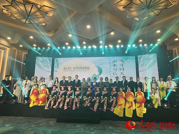 兩國嘉賓與中越藝術(shù)家現(xiàn)場(chǎng)合影。人民網(wǎng)記者 楊曄攝