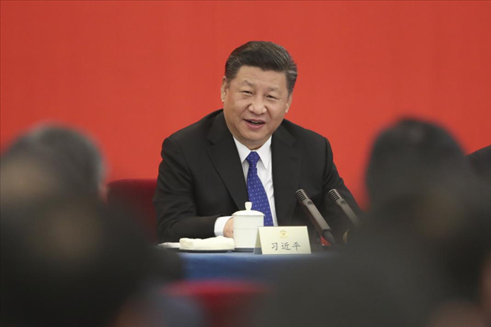 2018年3月4日下午，中共中央總書記、國家主席、中央軍委主席習(xí)近平看望參加全國政協(xié)十三屆一次會(huì)議的民盟、致公黨、無黨派人士、僑聯(lián)界委員，并參加聯(lián)組會(huì)，聽取意見和建議。 新華社發(fā)（盛佳鵬 攝）
