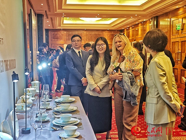 英國觀眾參觀“景德鎮(zhèn)制”區(qū)域品牌新品。人民網(wǎng)記者 邢雪攝