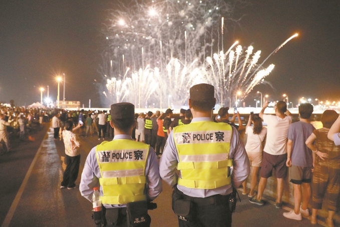 8月10日，黑龍江省哈爾濱市公安局松北分局民警輔警在啤酒大棚開(kāi)展安全宣傳。史繼東攝