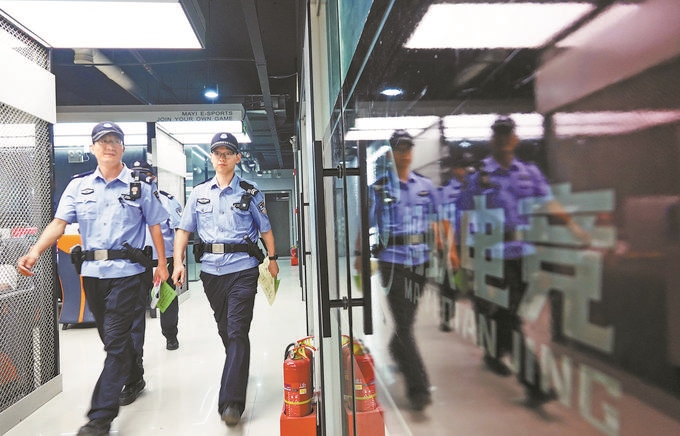 ▲7月6日，山西省新絳縣公安局龍興派出所組織警力對(duì)網(wǎng)吧等場(chǎng)所進(jìn)行集中治安檢查。高新生攝