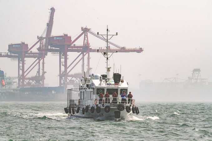 ?7月5日，秦皇島出入境邊防檢查站聯(lián)合秦皇島市公安局水陸巡特警支隊(duì)開(kāi)展海上聯(lián)合巡航。陳凈萱攝