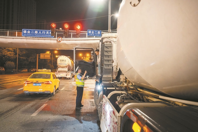 7月25日，陜西省西安市公安局交警支隊(duì)開(kāi)展全市中重型貨車(chē)及面包車(chē)違法異地互查整治行動(dòng)。孫崇明攝