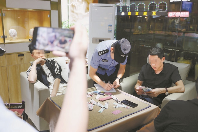 9月7日，云南省昆明市公安機(jī)關(guān)對(duì)棋牌室開(kāi)展檢查。