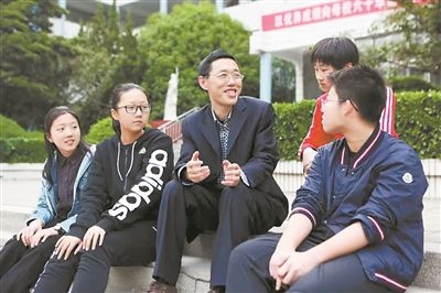 淮北市首批高層次人才儲備金獲得者、淮北市第一中學(xué)教師陳超（左三）在與學(xué)生交談?；幢笔形瞬殴ぷ骶止﹫D
