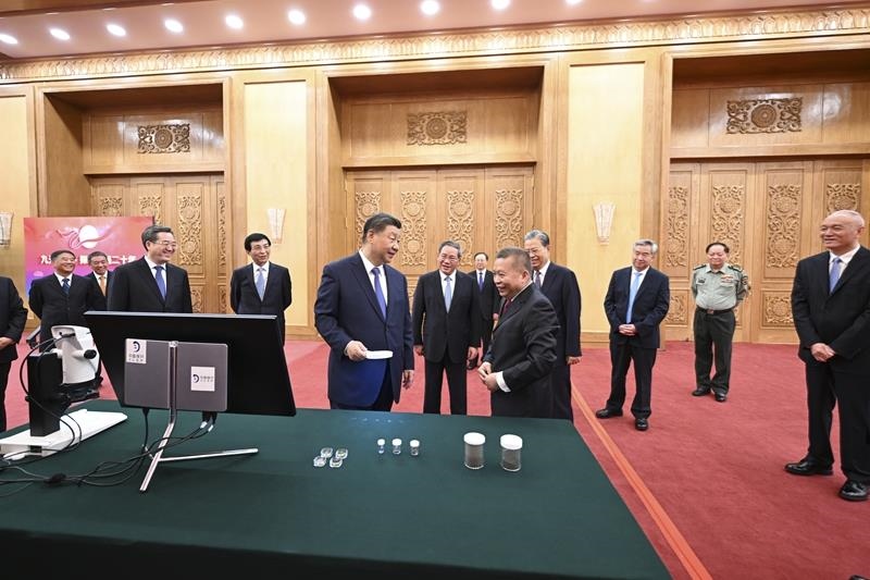 △2024年9月23日，習(xí)近平總書(shū)記等參觀月球樣品和探月工程成果展覽。