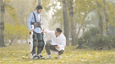 圖為天津大學(xué)科研人員正在對腦機接口外骨骼機器人開展功能測試。受訪者供圖
