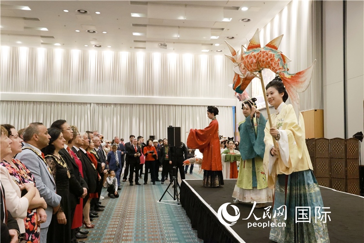 2、留學(xué)生表演了漢服展示《絲路霓裳》。邢雪攝