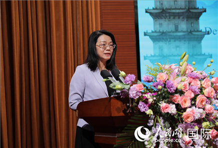 福建省人民政府外事辦公室副主任黃劭蓉在“走進中華文明——海絲印記 世遺泉州”主題人文交流活動中致辭。人民網(wǎng) 王婧攝