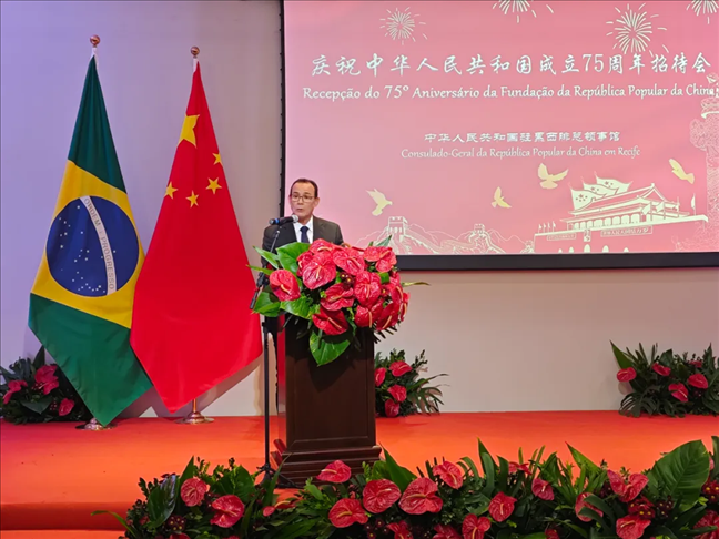 塞爾希培州州長(zhǎng)代表、副州長(zhǎng)索布拉爾在招待會(huì)上致辭。 中國(guó)駐累西腓總領(lǐng)館供圖