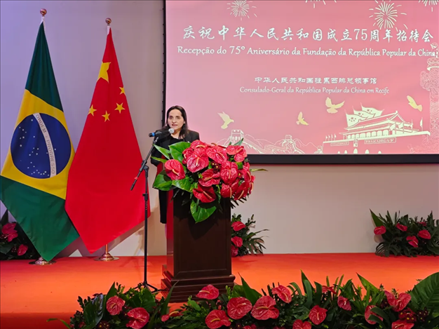 伯南布哥州州長(zhǎng)代表、科技廳長(zhǎng)維達(dá)爾在招待會(huì)上致辭。 中國(guó)駐累西腓總領(lǐng)館供圖