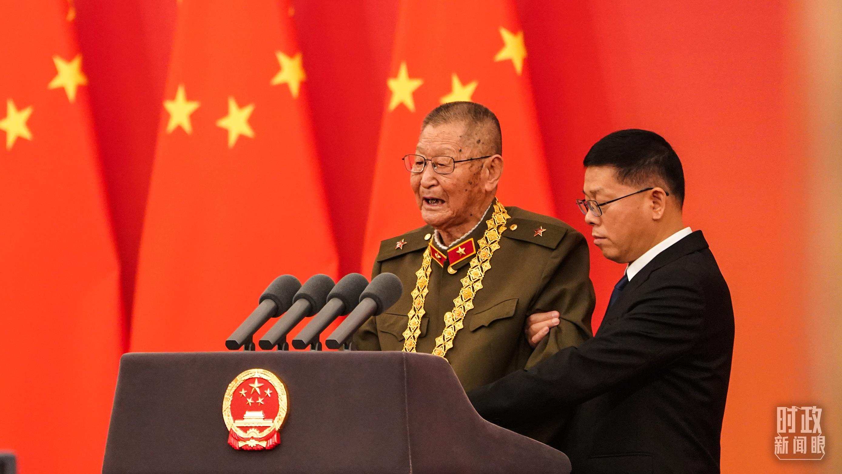 “共和國(guó)勛章”獲得者黃宗德在頒授儀式上發(fā)言。（總臺(tái)記者李晉拍攝）
