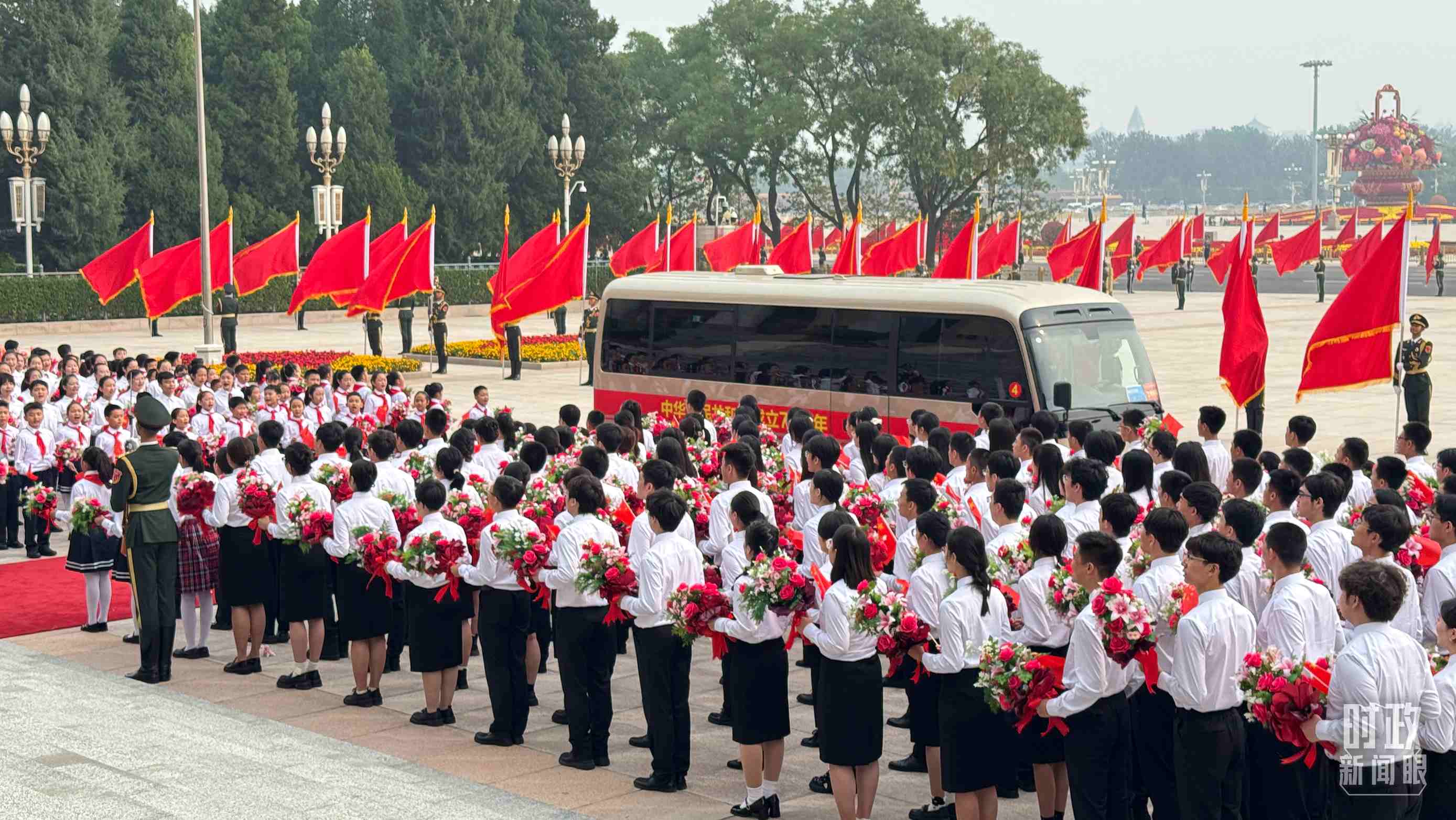 2024年9月29日，人民大會(huì)堂外，少先隊(duì)員列隊(duì)迎接英雄模范。（總臺(tái)央視記者蔣碩拍攝）