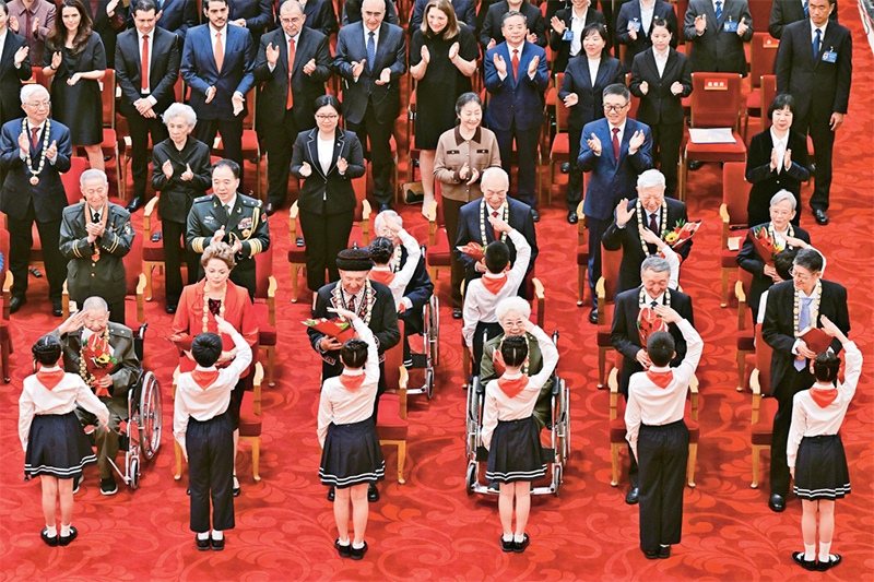 2024年9月29日，中華人民共和國國家勛章和國家榮譽(yù)稱號(hào)頒授儀式在北京人民大會(huì)堂隆重舉行。圖為少先隊(duì)員向國家勛章和國家榮譽(yù)稱號(hào)獲得者敬禮致意。 新華社記者 岳月偉/攝
