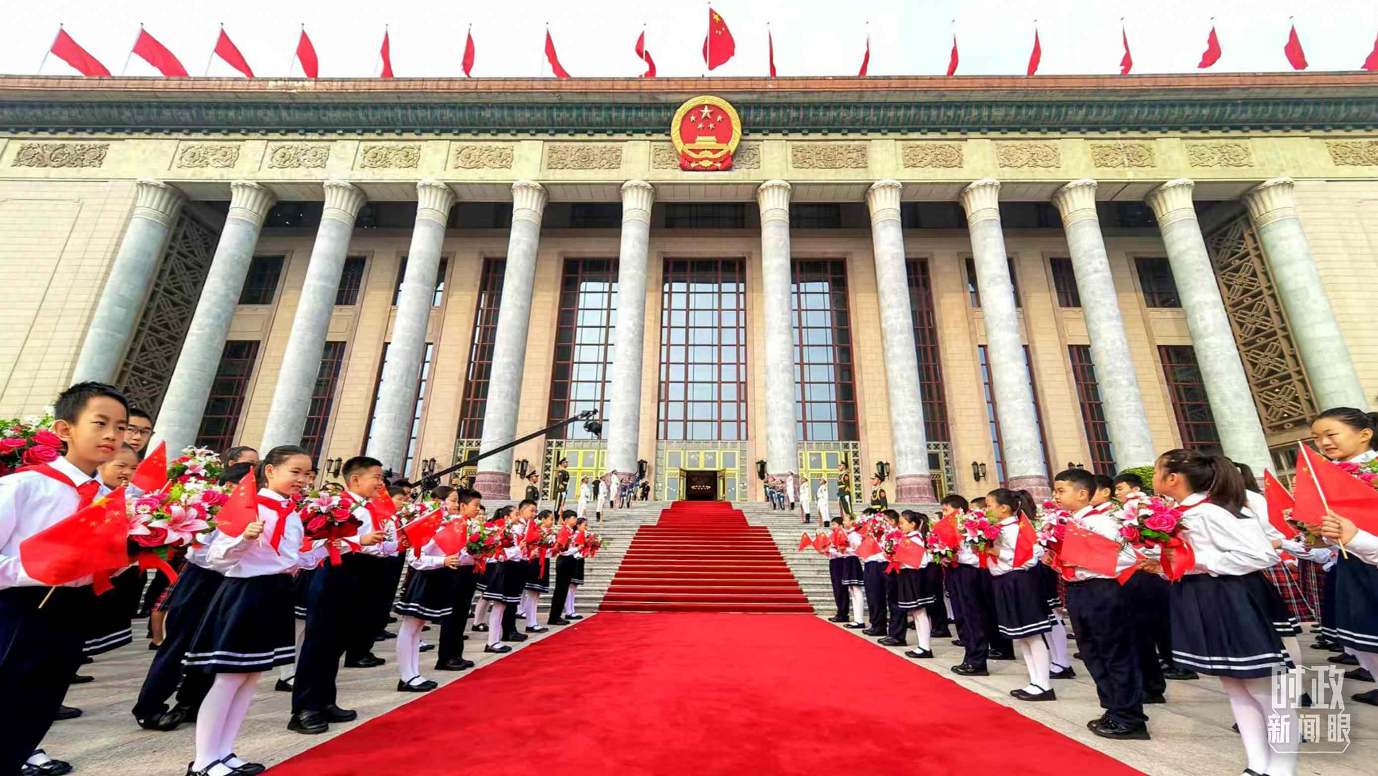 9月29日，人民大會(huì)堂外紅毯鋪就，迎接英雄模范。（總臺(tái)央視記者劉琦拍攝）