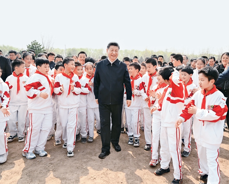 2024年4月3日，黨和國(guó)家領(lǐng)導(dǎo)人習(xí)近平、李強(qiáng)、趙樂際、王滬寧、蔡奇、丁薛祥、李希、韓正等來到北京市通州區(qū)潞城鎮(zhèn)參加首都義務(wù)植樹活動(dòng)。這是習(xí)近平同少先隊(duì)員在一起。 新華社記者 李學(xué)仁/攝