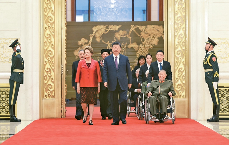 2024年9月29日，中華人民共和國(guó)國(guó)家勛章和國(guó)家榮譽(yù)稱號(hào)頒授儀式在北京人民大會(huì)堂金色大廳隆重舉行。中共中央總書記、國(guó)家主席、中央軍委主席習(xí)近平同國(guó)家勛章和國(guó)家榮譽(yù)稱號(hào)獲得者一同步入會(huì)場(chǎng)。 新華社記者 王曄/攝