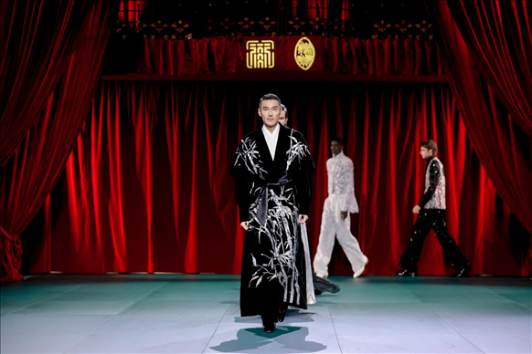 9月28日，模特在法國(guó)巴黎舉行的“2024巴黎·恭王府服飾秀”上展示服裝（主辦方供圖）