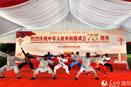肯尼亞青年表演中國(guó)武術(shù)。人民網(wǎng)記者 黃煒鑫攝