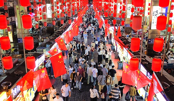 國慶臨近，河南省洛陽市老城歷史文化街區(qū)裝扮一新，國旗招展，處處洋溢著濃厚的國慶節(jié)日氛圍。來源：人民圖片網(wǎng)