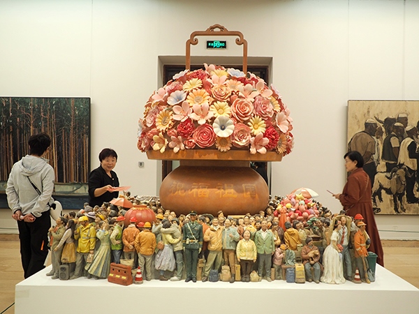 2024年9月28日，觀眾在中國美術(shù)館參觀“慶祝中華人民共和國成立75周年——第十四屆全國美術(shù)作品展覽進(jìn)京作品展”。杜建坡攝。來源：人民圖片網(wǎng)