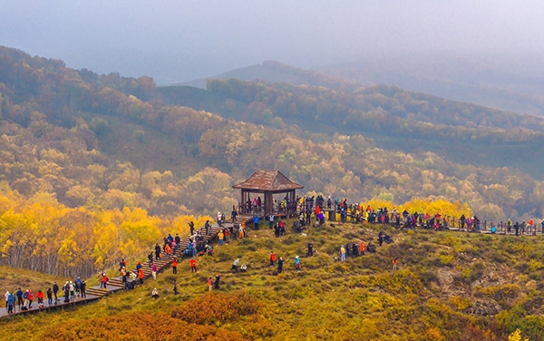 2024年9月27日，內(nèi)蒙古自治區(qū)赤峰市克什克騰旗烏蘭布統(tǒng)景區(qū)層林盡染，游人如織，風(fēng)光如畫。來源：人民圖片網(wǎng)