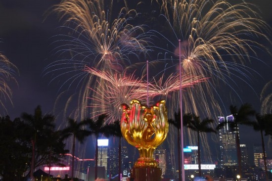 10月1日晚，香港國(guó)慶煙花匯演在維多利亞港舉行，慶祝中華人民共和國(guó)成立75周年。新華社記者 陳鐸 攝