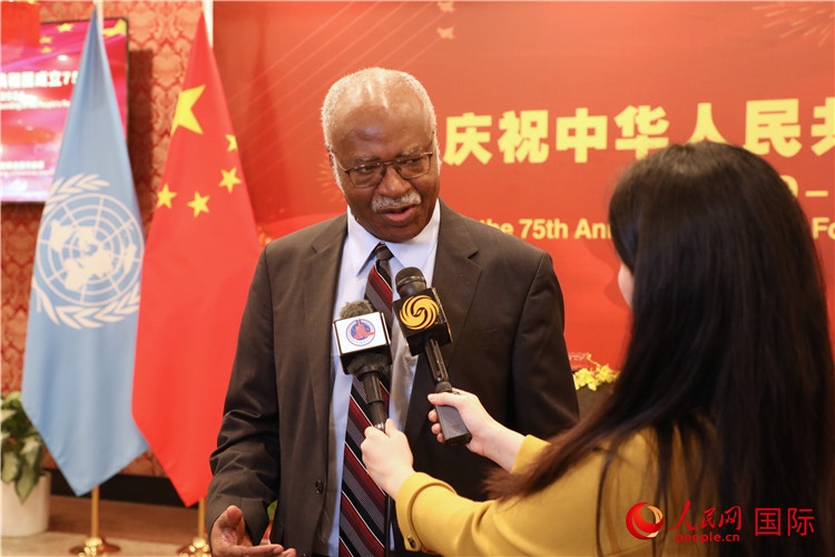 聯(lián)大主席菲勒蒙在招待會現(xiàn)場接受媒體采訪，他向中國政府和人民致以節(jié)日祝賀，表示中國的發(fā)展成就令人驚嘆。人民網(wǎng)記者 李志偉攝