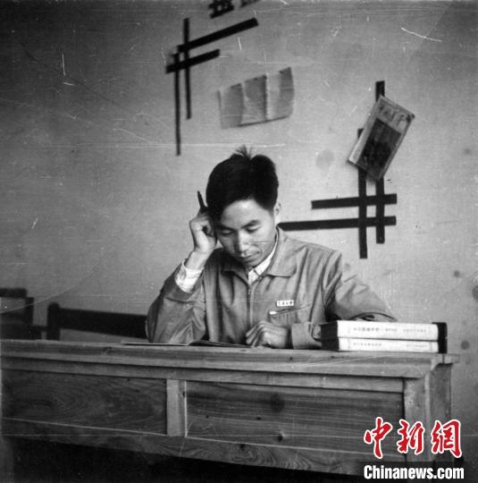 大學(xué)時期，龍樂豪在教室自習(xí)。(中國運(yùn)載火箭技術(shù)研究院供圖)