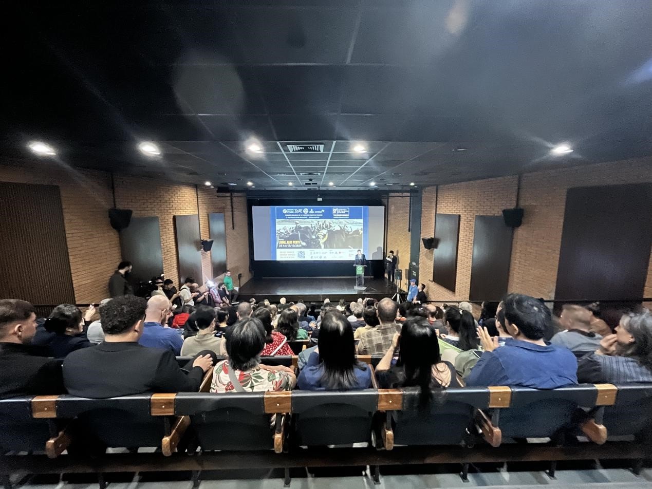 當?shù)貢r間10月3日晚，由巴西圣保羅州立大學(xué)孔子學(xué)院舉辦的第九屆圣保羅中國電影展在圣保羅文化中心拉開帷幕。巴西圣保羅州立大學(xué)孔子學(xué)院供圖
