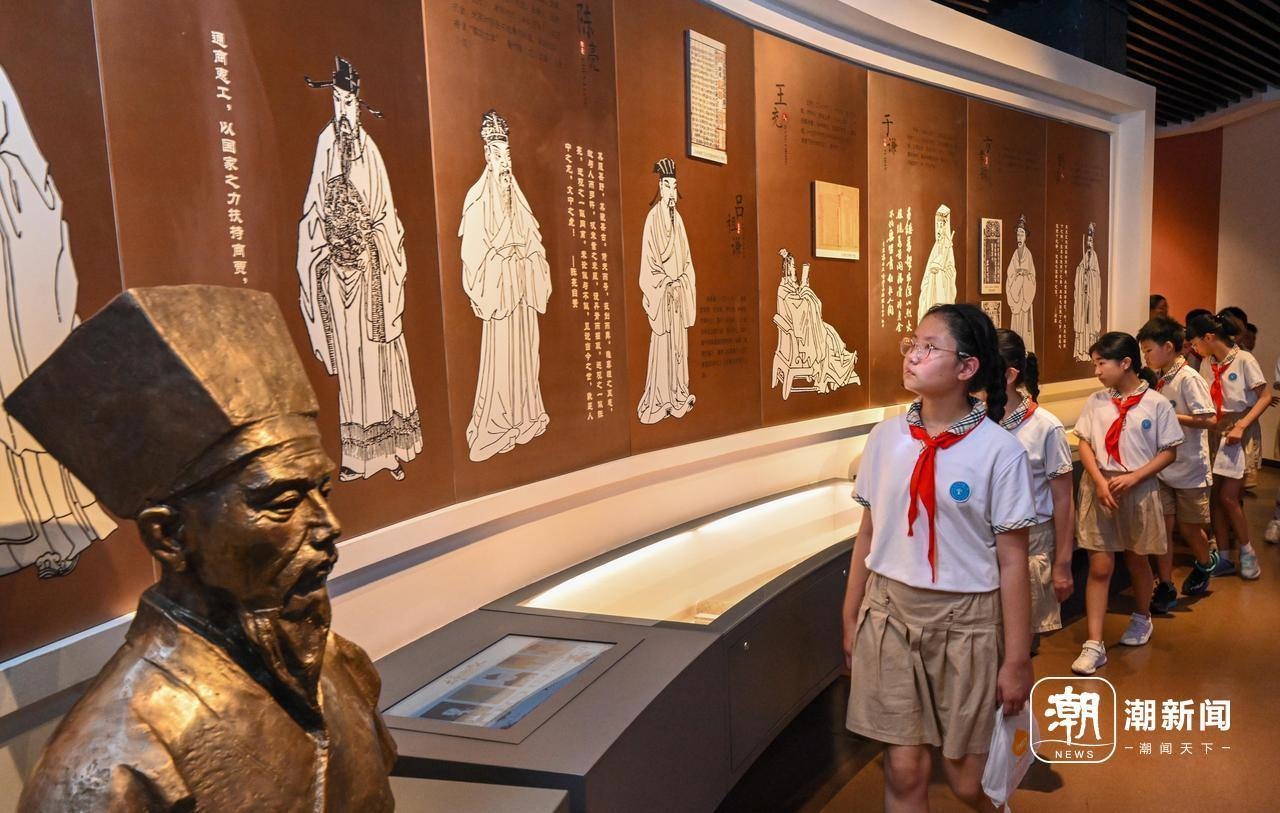 來自杭州市政苑小學(xué)的學(xué)生走進(jìn)浙江省檔案館“大寫浙江人”展廳，近距離“觸摸”歷史、走進(jìn)榜樣、聆聽故事，激發(fā)愛黨愛國愛家熱情。記者 董旭明 攝