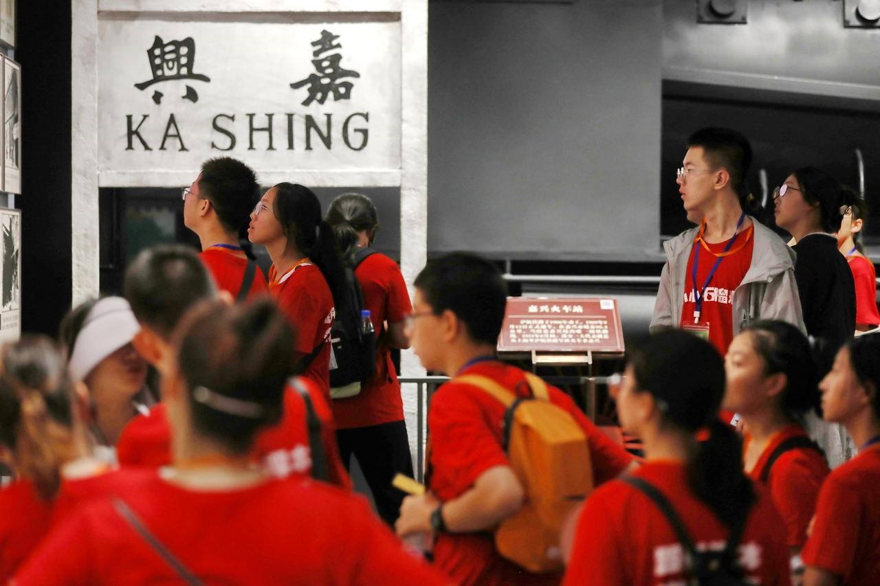 青少年參觀嘉興市南湖革命紀(jì)念館。拍友 金鵬 攝