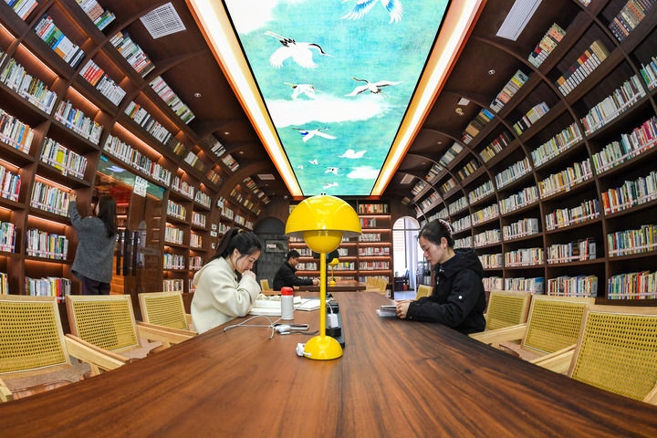 2024年1月4日，讀者在江西省宜春市袁州區(qū)珠泉街道獅子山公園城市書房內(nèi)閱讀、學(xué)習(xí)。新華社發(fā)（周亮 攝）