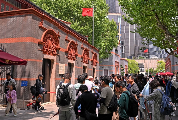 2024年5月3日，游客在位于上海的中共一大會(huì)址前參觀。新華社記者 劉穎 攝