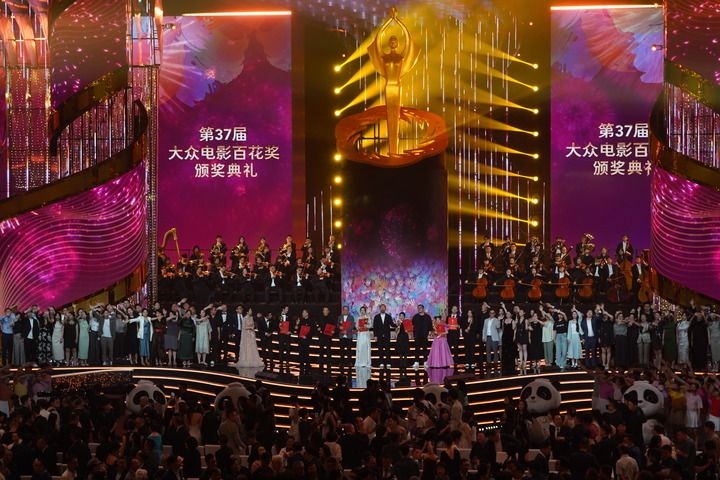 2024年8月4日，在四川成都，第37屆大眾電影百花獎(jiǎng)獲獎(jiǎng)?wù)吆痛蟊娫u審在舞臺(tái)上合影。新華社記者 唐文豪 攝
