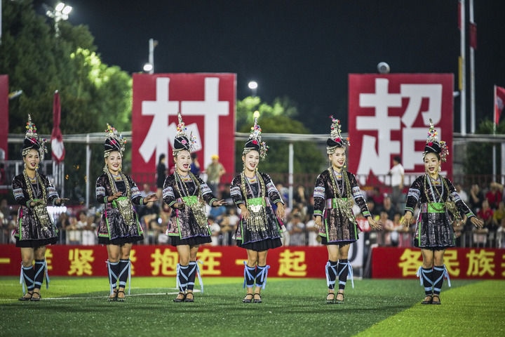 2024年9月28日，榕江縣侗族大歌隊(duì)的演員們在“村超”足球場上表演。當(dāng)日，“發(fā)現(xiàn)中國之美·相約貴州村超”國際友誼賽在貴州省黔東南苗族侗族自治州榕江縣的“村超”足球場舉行。新華社記者 陶亮 攝