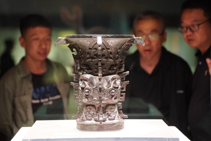 2024年5月9日，游客在陜西寶雞青銅器博物院內(nèi)參觀西周文物何尊。新華社記者 邵瑞 攝