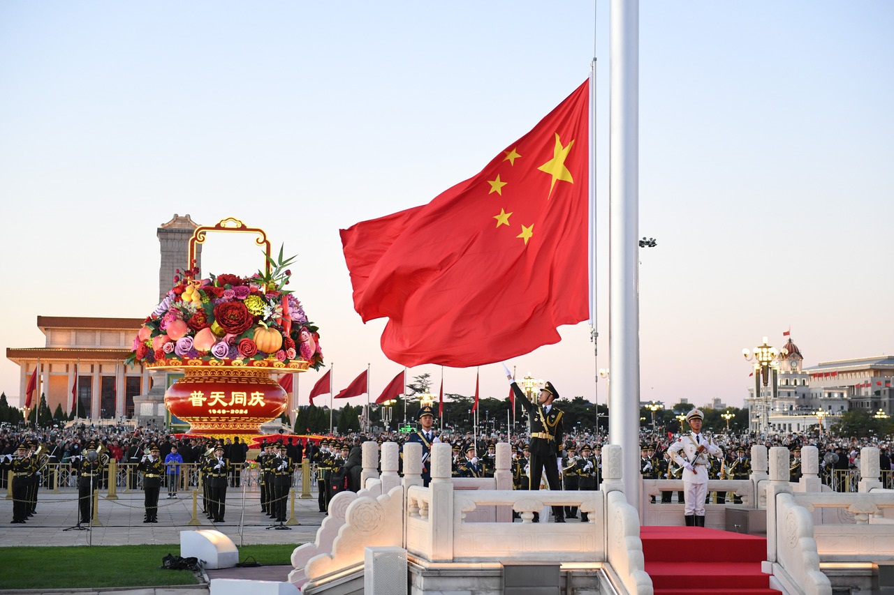 10月1日清晨，隆重的升國旗儀式在北京天安門廣場舉行，慶祝中華人民共和國成立75周年。新華社記者 陳鐘昊 攝