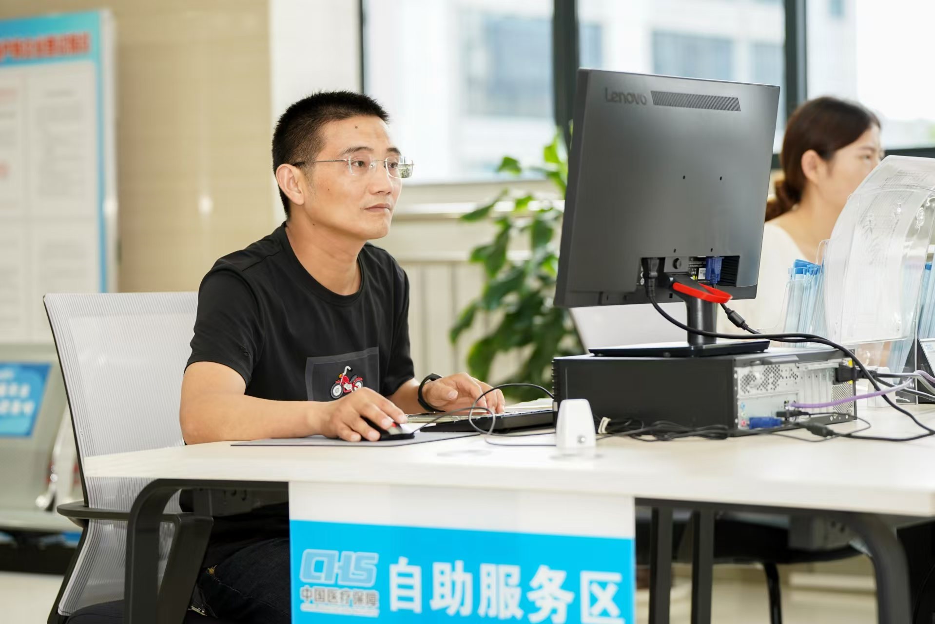 安徽省池州市市民在政務(wù)服務(wù)大廳自助辦理業(yè)務(wù)。圖片來源：人民網(wǎng)安徽頻道