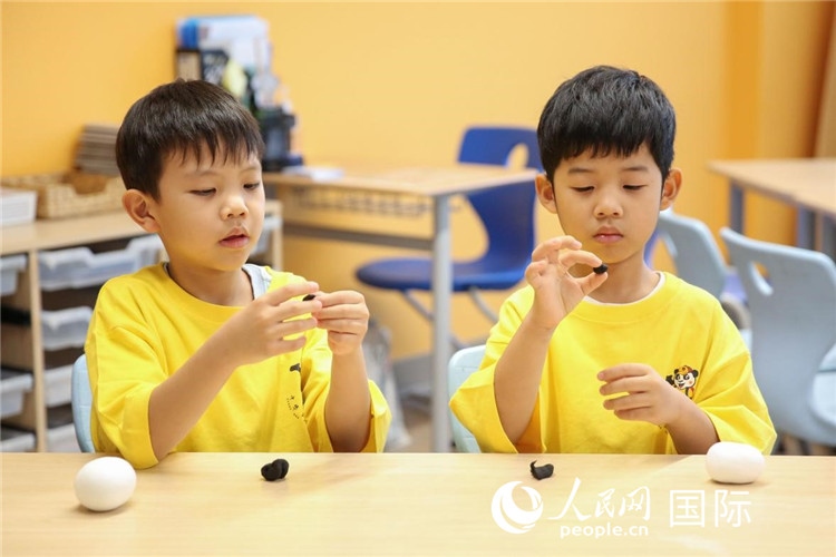 做手工。人民網(wǎng)中東中心分社塔里克·易卜拉欣攝