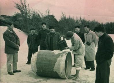 谷文昌（左一）與工程技術(shù)人員解決地下水供給（資料照片）。谷文昌帶領(lǐng)群眾修建了22座水庫(kù)和705處永久性水利工程，緩解了東山縣水資源極度缺乏的難題。