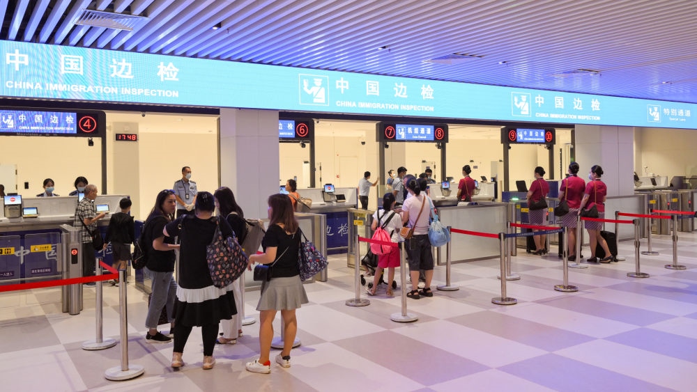 2023年7月26日，旅客在三亞鳳凰國際機(jī)場(chǎng)國際航站樓有序通關(guān)。三亞鳳凰國際機(jī)場(chǎng)國際航站樓改擴(kuò)建項(xiàng)目主體工程已于2023年7月1日完工并投入使用，該項(xiàng)目是海南自貿(mào)港首個(gè)主體工程完工并投入使用的封關(guān)運(yùn)作項(xiàng)目。《海南自由貿(mào)易港建設(shè)總體方案》明確，海南將在2025年前適時(shí)啟動(dòng)全島封關(guān)運(yùn)作。