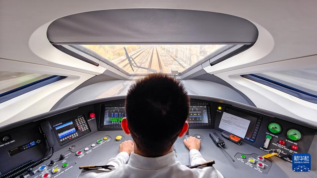 9月12日，司機(jī)駕駛高速動(dòng)車組列車行駛在雅萬高鐵上（手機(jī)照片）。新華社記者 徐欽 攝