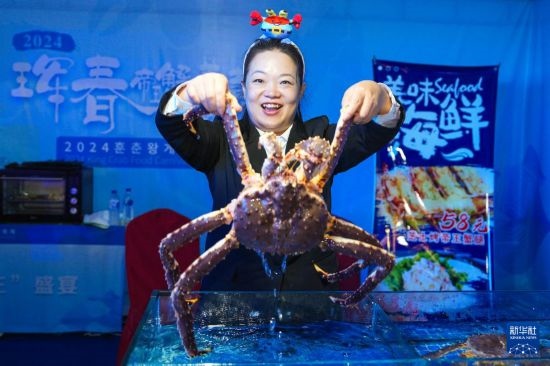 9月19日，在吉林省琿春市，商家在展示售賣的帝王蟹。新華社記者 許暢 攝