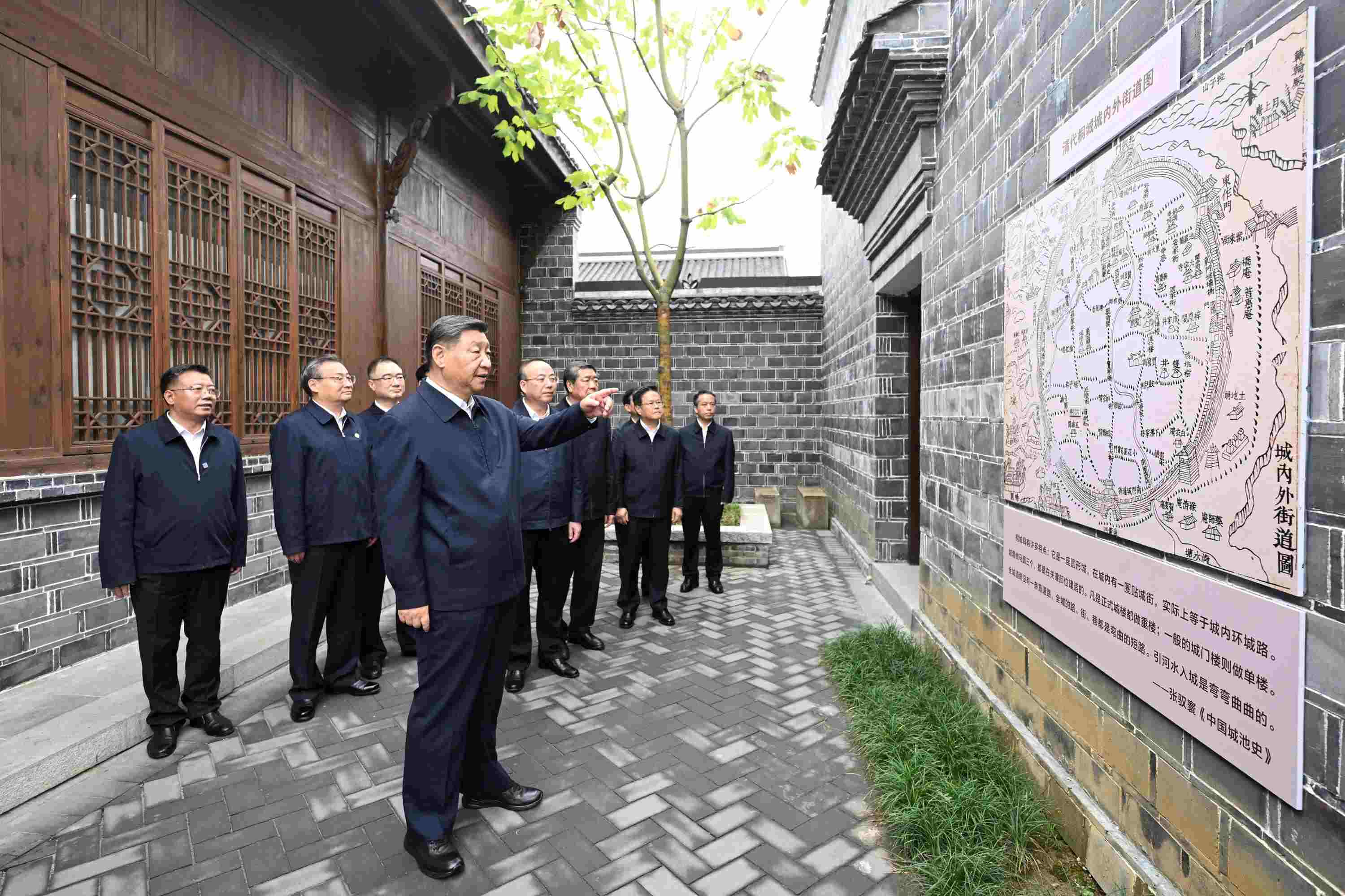 △2024年10月17日，習(xí)近平總書記在安徽省安慶桐城市六尺巷考察。