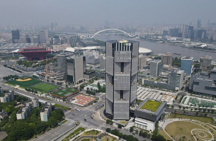 位于上海浦東新區(qū)世博園區(qū)的金磚國(guó)家新開發(fā)銀行總部大樓（2022年6月17日攝，無人機(jī)照片）。新華社記者 方喆 攝